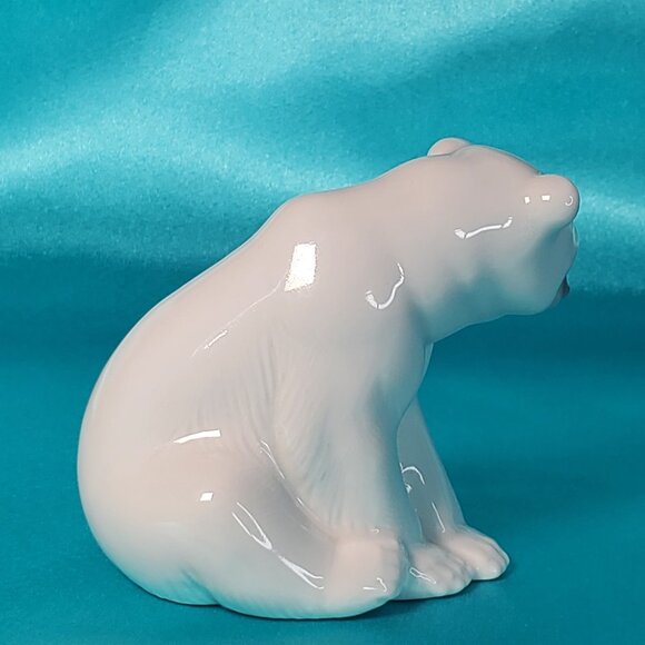 Lladro Small Sitting Polar Bear Figurine - Picture 4 of 8